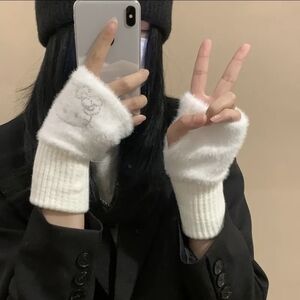 Hello Kitty White Fuzzy Fingerless Gloves NEW